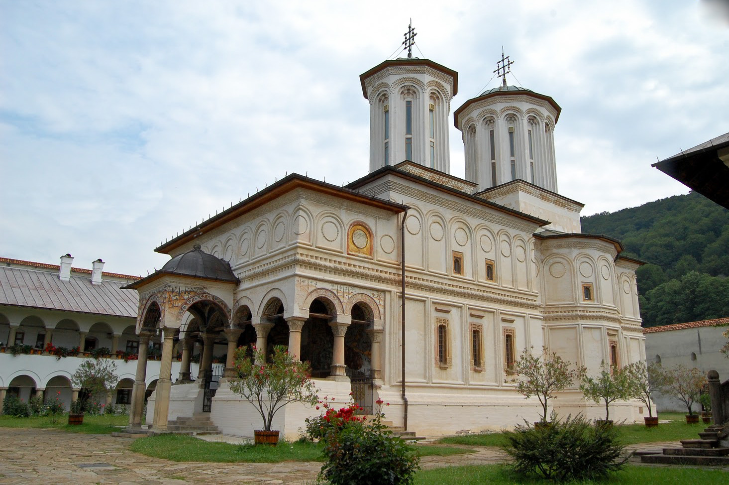 Sis moldova. Монастырь Орхей. Монастырь Каприяна. Монастырь сорока Молдова. Монастырь Каприяна сад.