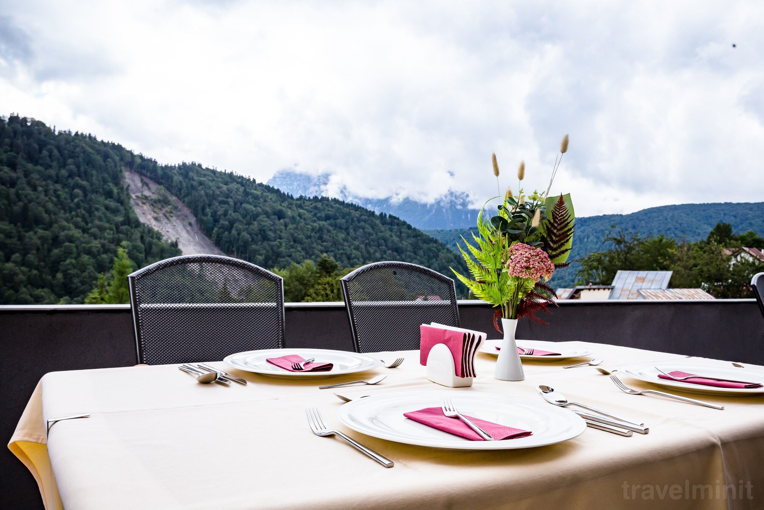 Top 5 cazări la munte din România pentru o vacanță perfectă cazare munte romania restaurant in aer liber hotel carpat inn