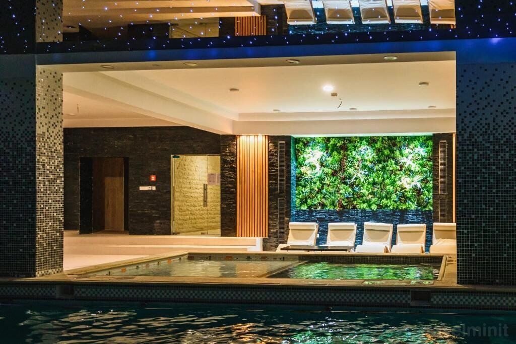 Top 5 cazări la munte din România pentru o vacanță perfectă cazare munte romania piscina hotel carpat inn
