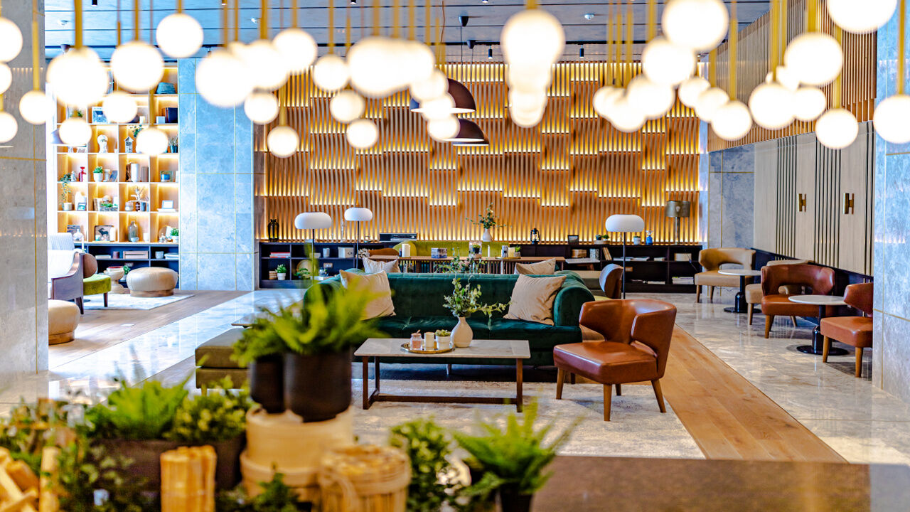 Top 5 cazări la munte din România pentru o vacanță perfectă cazare munte romania lobby hotel sinaia