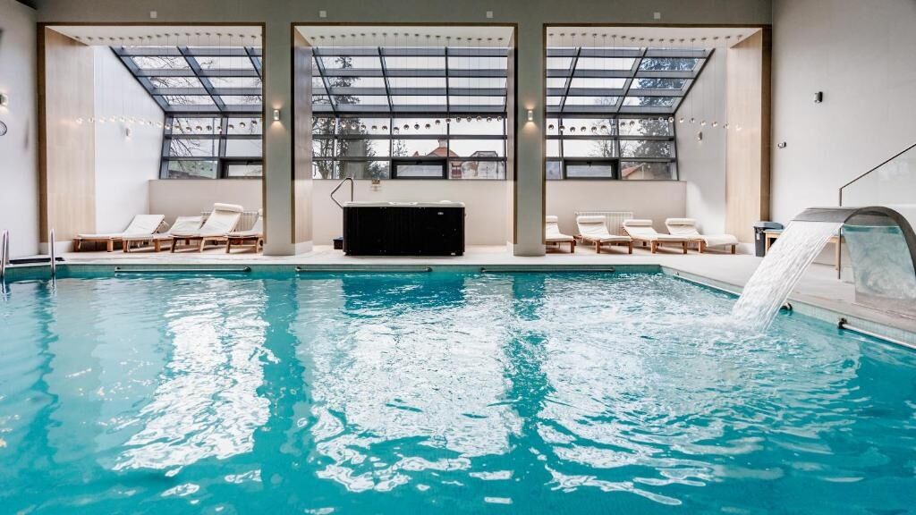 Top 5 cazări la munte din România pentru o vacanță perfectă cazare munte romania piscina hotel sinaia