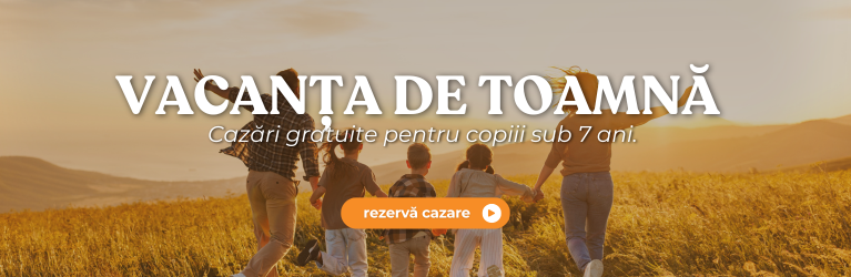 coperta foto campanie vacanta de toamna, cazari pentru copiii sub 7 ani, foto cu o familie, parintii si 3 copii, alergand fericiti pe un camp