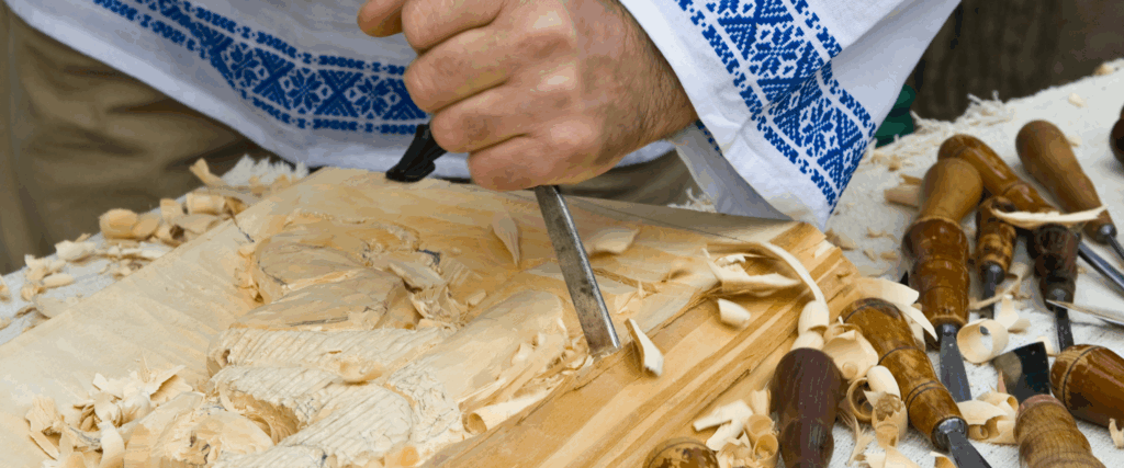 Meșteșuguri vii: învață să țeși, să sculptezi sau să lucrezi ceramica direct de la sursă sculptat in lemn