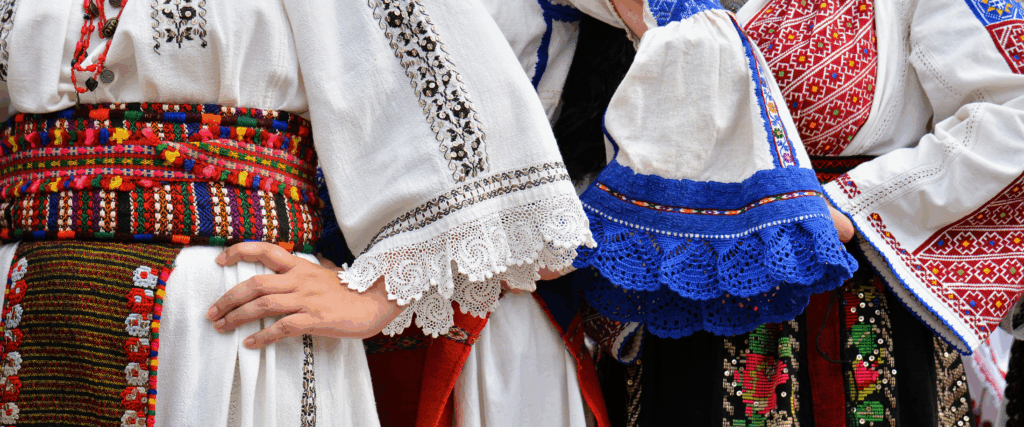 Meșteșuguri vii: învață să țeși, să sculptezi sau să lucrezi ceramica direct de la sursă portul popular – ia