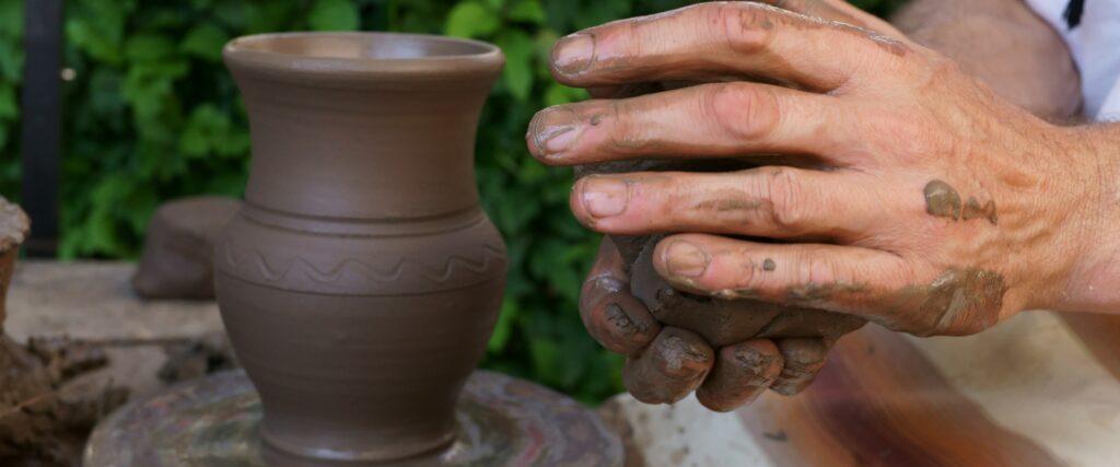 Meșteșuguri vii: învață să țeși, să sculptezi sau să lucrezi ceramica direct de la sursă olărit Romania