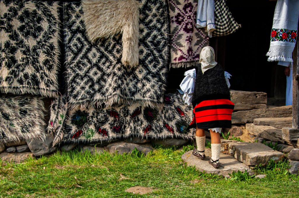 port traditional maramuresean