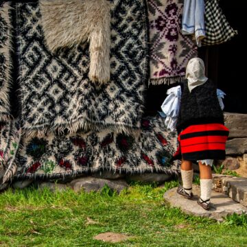 port traditional maramuresean