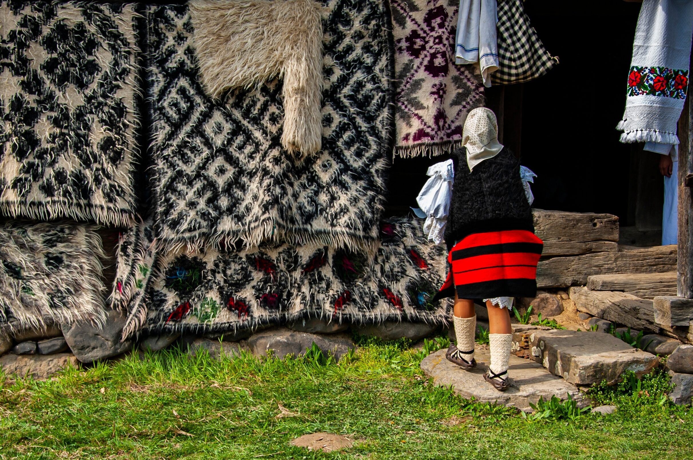 port traditional maramuresean