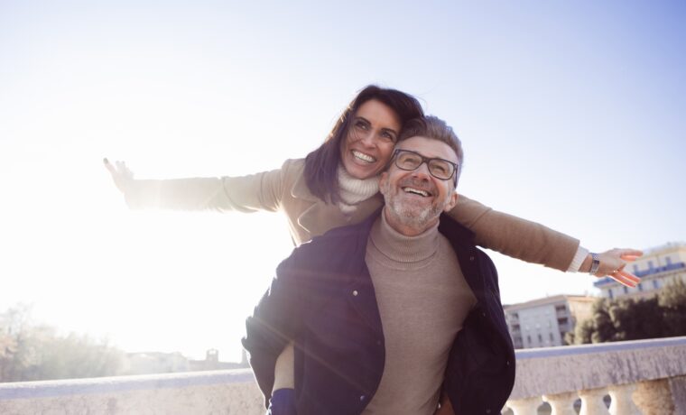 cuplu fericit in vacanta