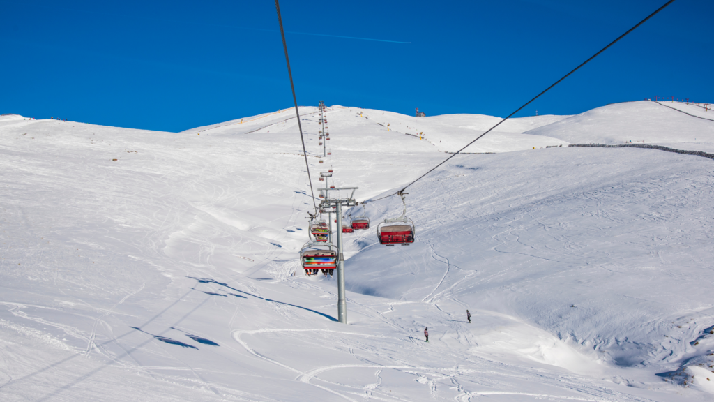 Schi în Sinaia: pârtii, prețuri și cazări recomandate partie sinaia