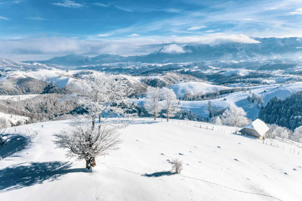 Plimbări lejere la zăpadă: 5 locuri superbe din România