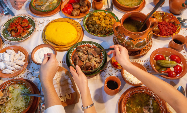 Gustul care te întoarce în timp: 5 pensiuni cu mâncare tradițională