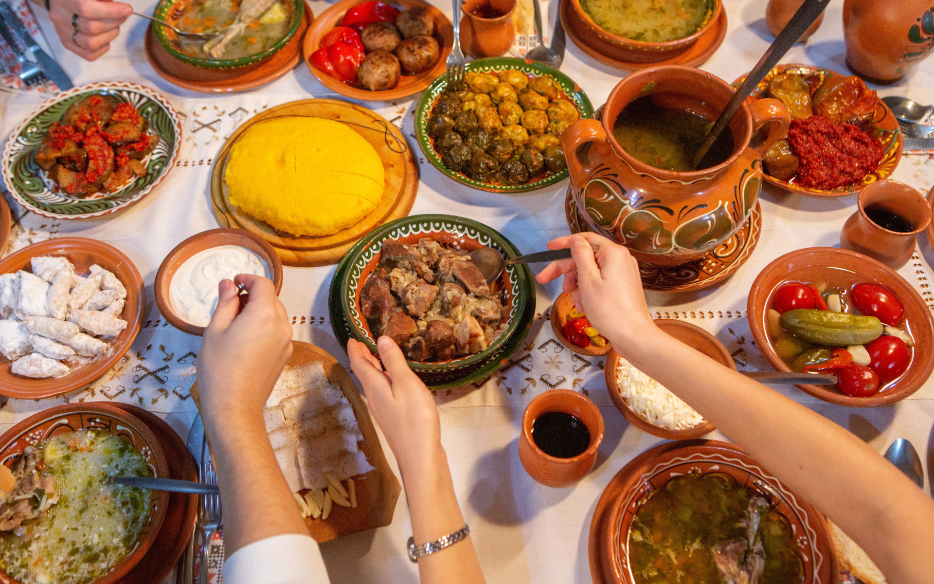 Gustul care te întoarce în timp: 5 pensiuni cu mâncare tradițională