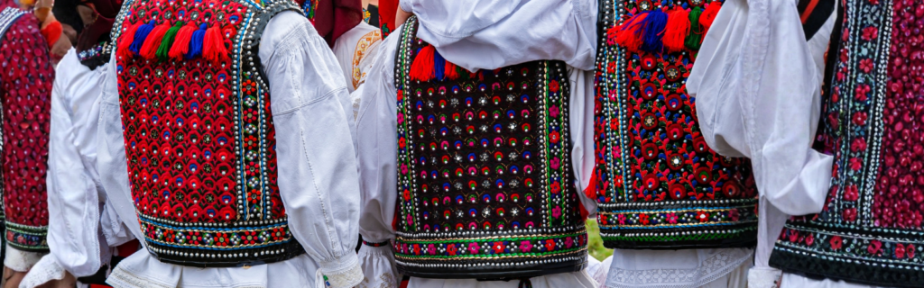 Paște în Maramureș: autenticitate și odihnă absolută în 2026 Spectacolul portului popular în dimineața de duminică