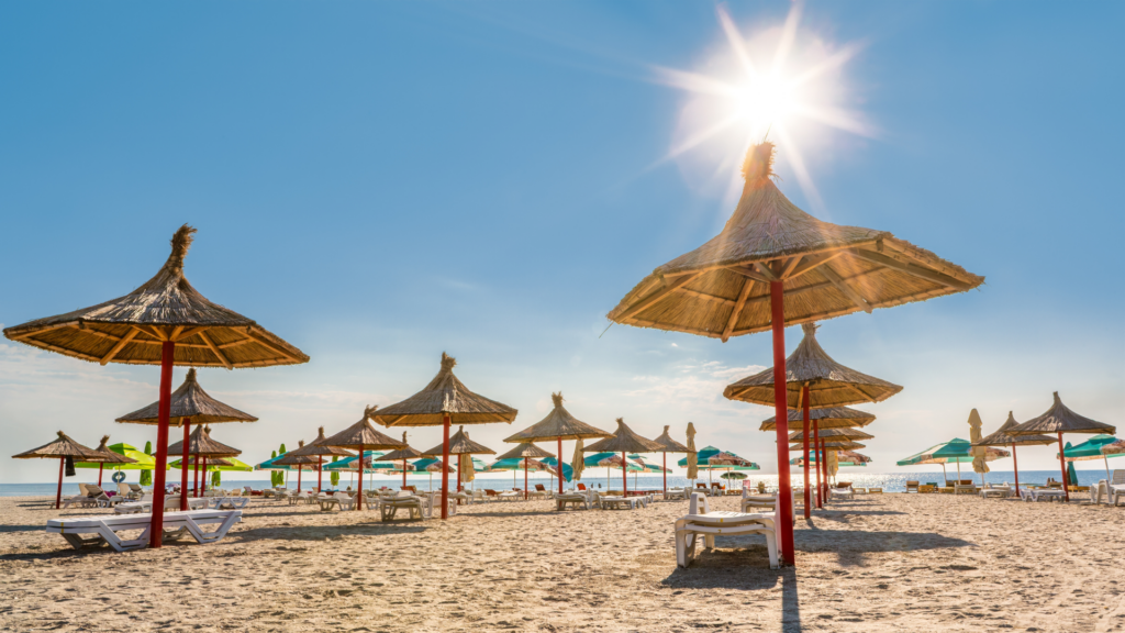 Vara nu s-a terminat, mai ai timp de plajă: 3 cazări perfecte pentru încă un weekend pe litoral