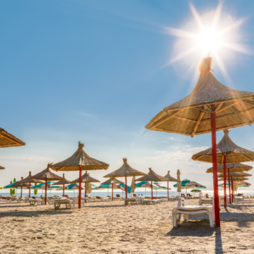 Vara nu s-a terminat, mai ai timp de plajă: 3 cazări perfecte pentru încă un weekend pe litoral