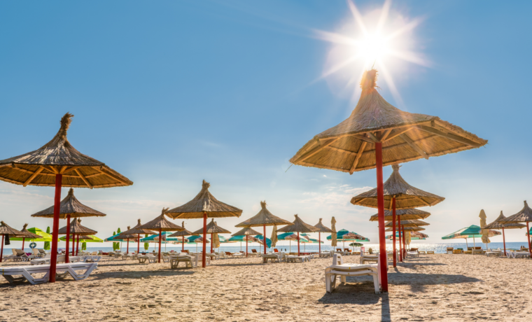 Vara nu s-a terminat, mai ai timp de plajă: 3 cazări perfecte pentru încă un weekend pe litoral